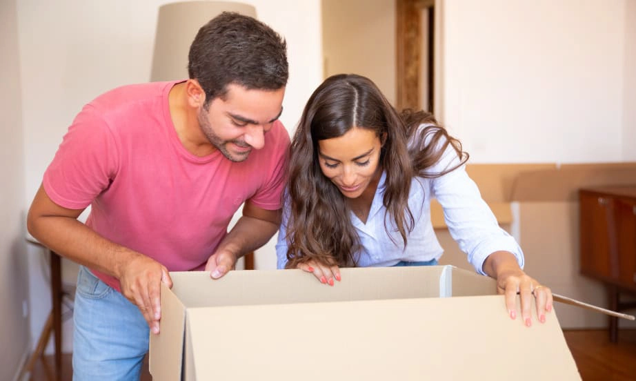 Pareja comprando bienes para el hogar