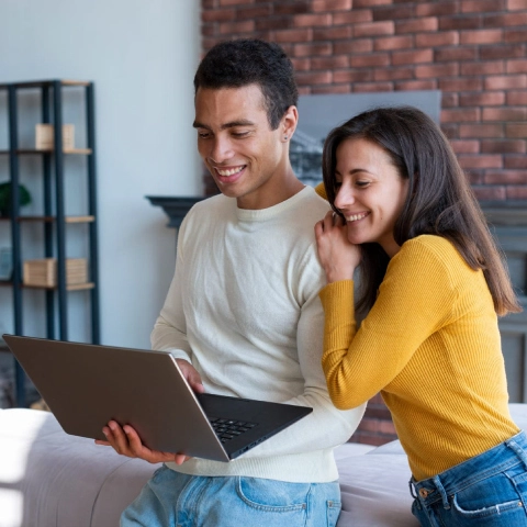 Pareja solicitando un préstamo en computadora